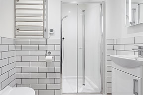 Room 3 - ensuite bathroom with shower cubicle